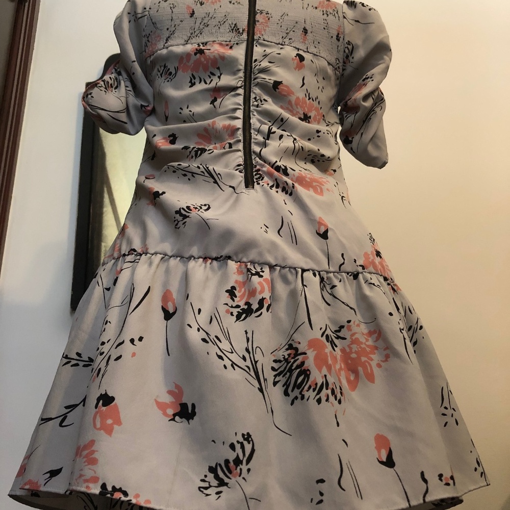 Beautiful ruched flowered dress with zipper